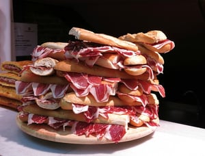 Klasikinis Ispanijos sumuštinis su vytintu „serrano“