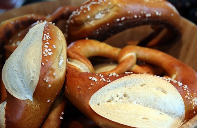 brezel-pretzel-embutidos