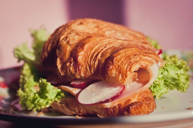 croissant-embutido