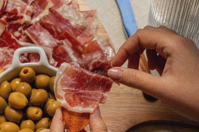 Einen Abend mit spanischem Geschmack zu Hause organisieren